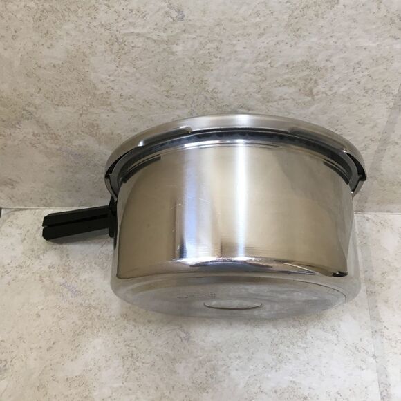 PRESTO STAINLESS STEEL 4 QUART PRESSURE COOKER - Picture 5 of 9